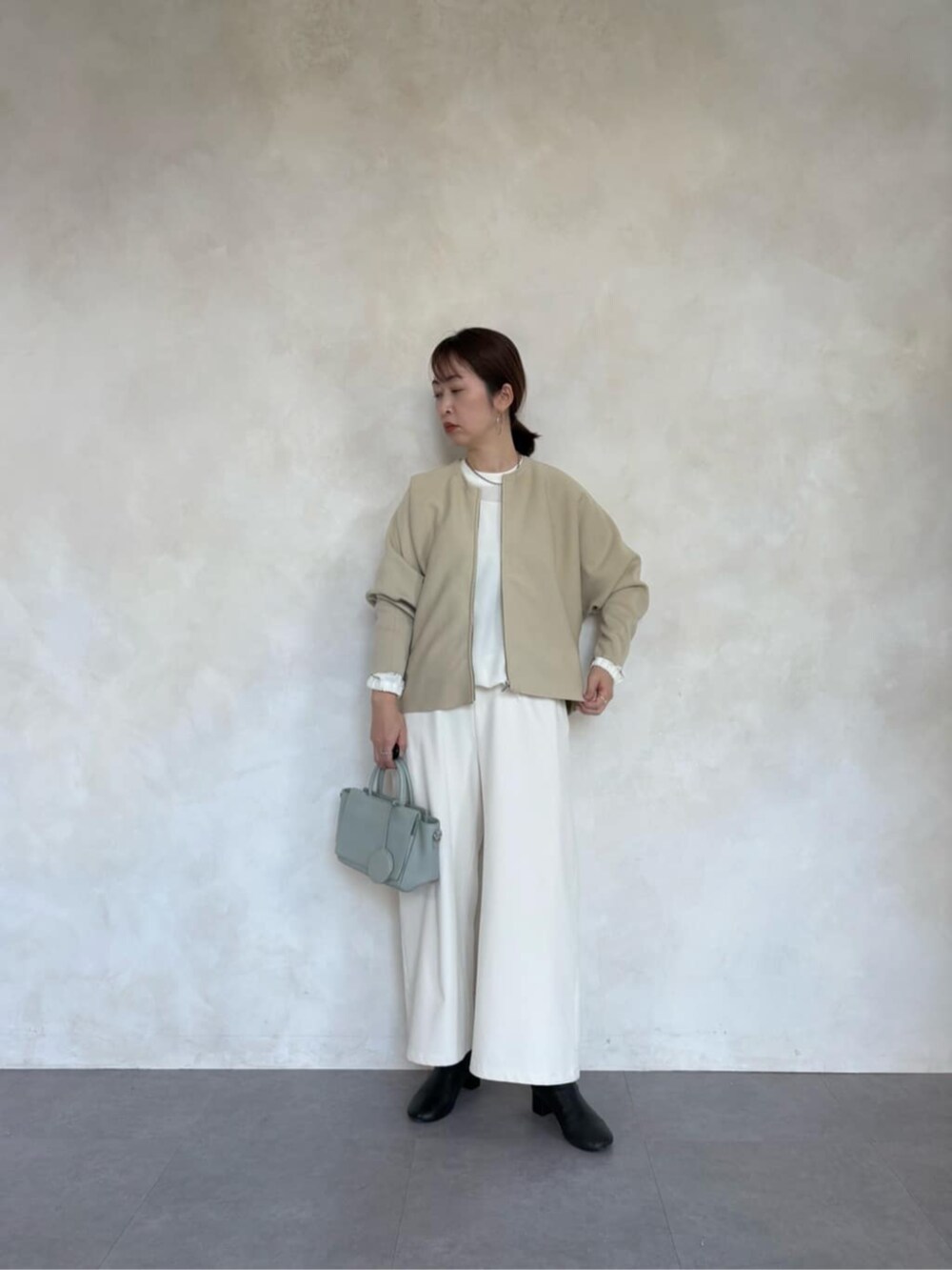 ベージュ系のカーディガン/ボレロ、ホワイト系のその他パンツ、ホワイト系のシャツ/ブラウスを着用したレディースの冬コーディネートの2枚目の写真