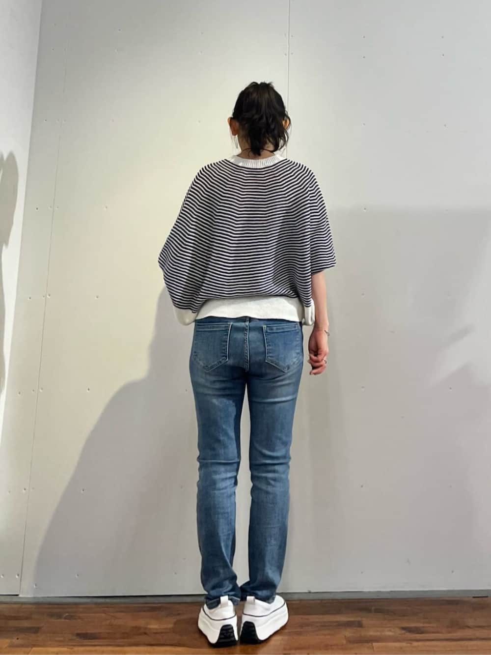 ブルー系のデニムパンツ、ブルー系のニット/セーターを着用したレディースの春コーディネートの8枚目の写真