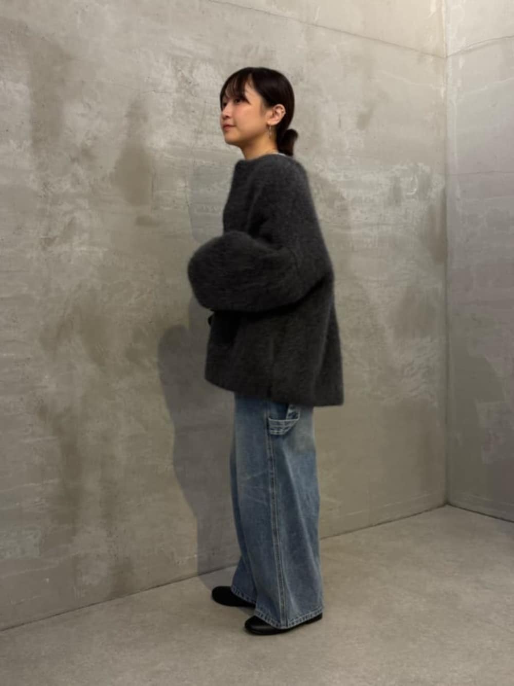 グレー系のその他アウター、ホワイト系のシャツ/ブラウス、ブルー系のデニムパンツを着用したレディースの夏コーディネートの3枚目の写真