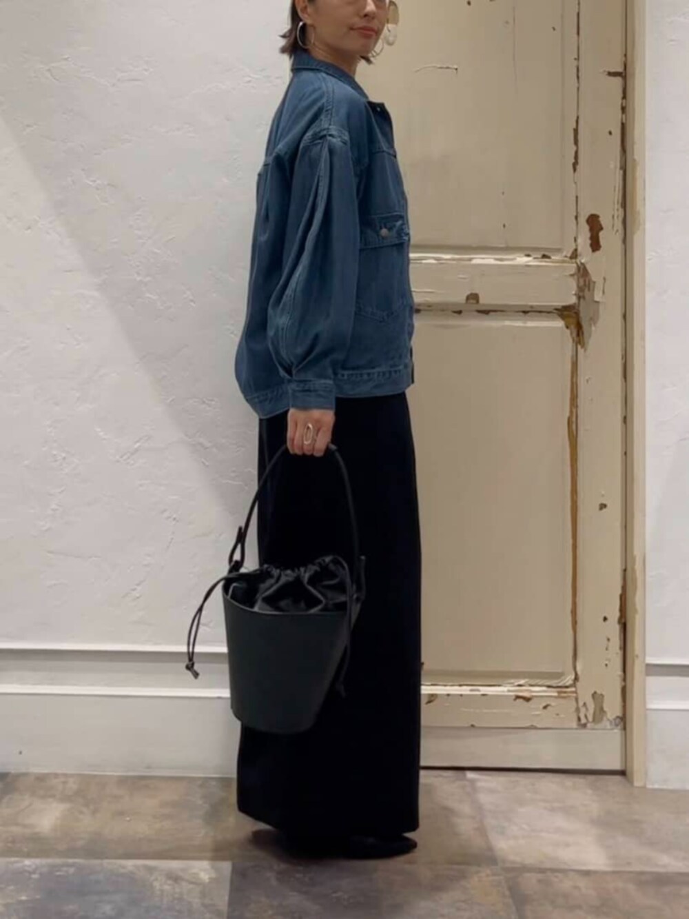 ブルー系のブルゾン、グレー系のニット/セーター、ブラック系のその他パンツを着用したレディースの冬コーディネートの2枚目の写真