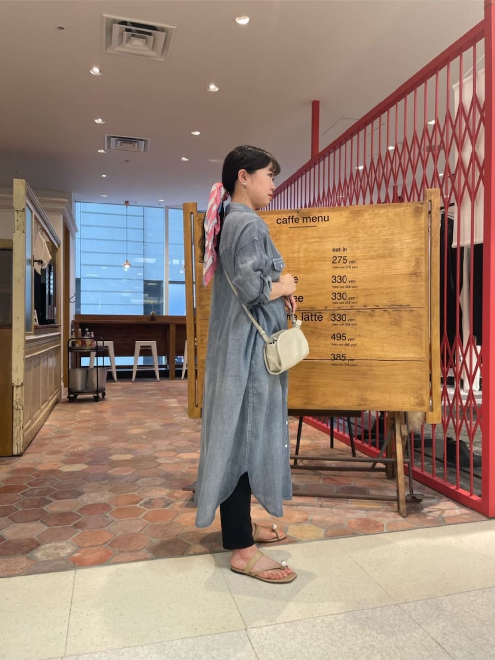 ブルー系のワンピースを着用したレディースの冬コーディネートの2枚目の写真