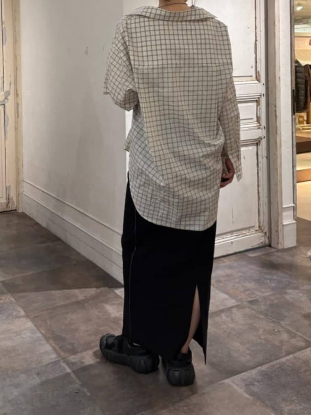 ホワイト系のシャツ/ブラウス、ブラック系のスカートを着用したレディースの冬コーディネートの4枚目の写真