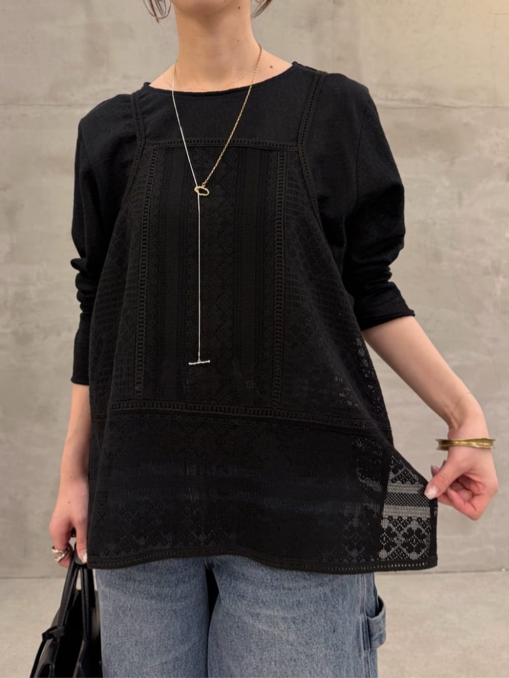 ブラック系のハンドバッグ、ブルー系のその他パンツを着用したレディースの冬コーディネートの4枚目の写真