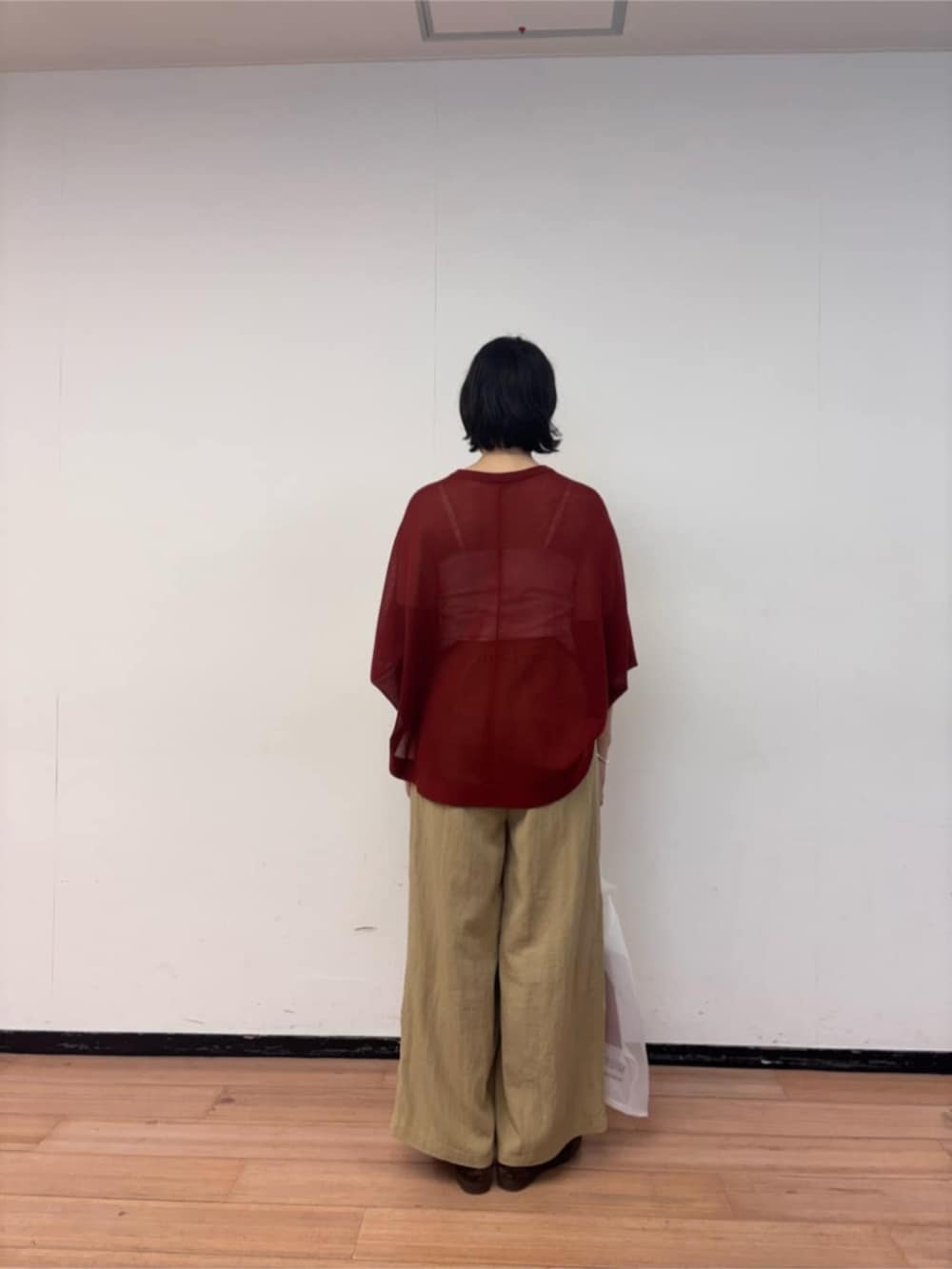 レッド系のニット/セーター、イエロー系のその他パンツ、ブラウン系のその他シューズを着用したレディースの夏コーディネートの5枚目の写真