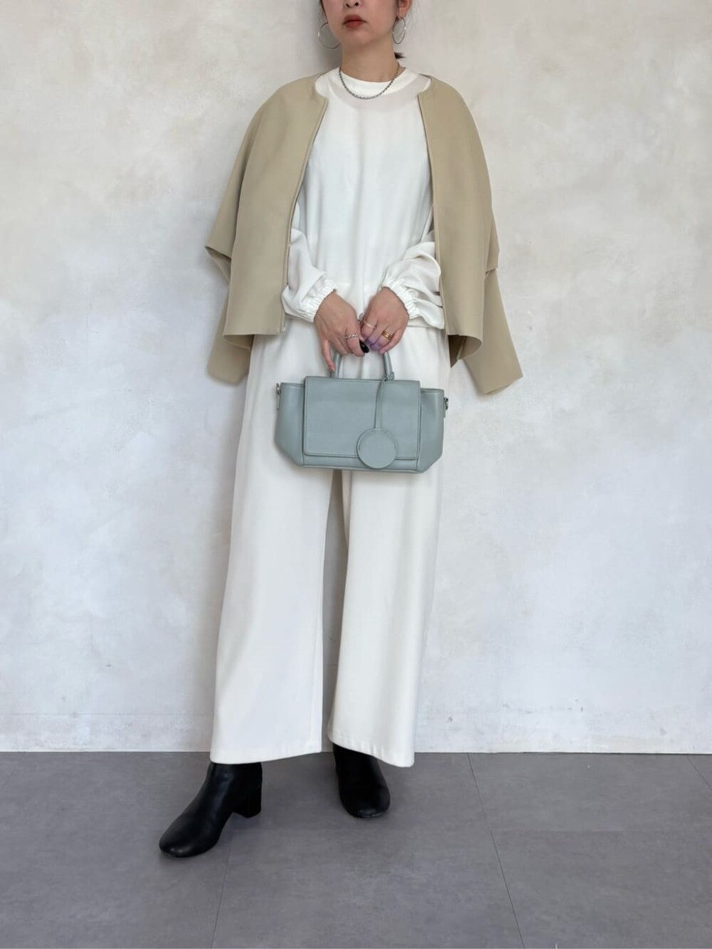 ベージュ系のカーディガン/ボレロ、ホワイト系のその他パンツ、ホワイト系のシャツ/ブラウスを着用したレディースの冬コーディネートの6枚目の写真