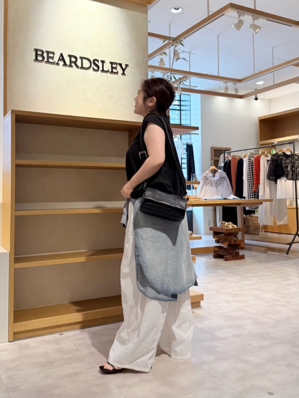 ブラック系のシャツ/ブラウス、ホワイト系のその他パンツを着用したレディースの春コーディネートの8枚目の写真