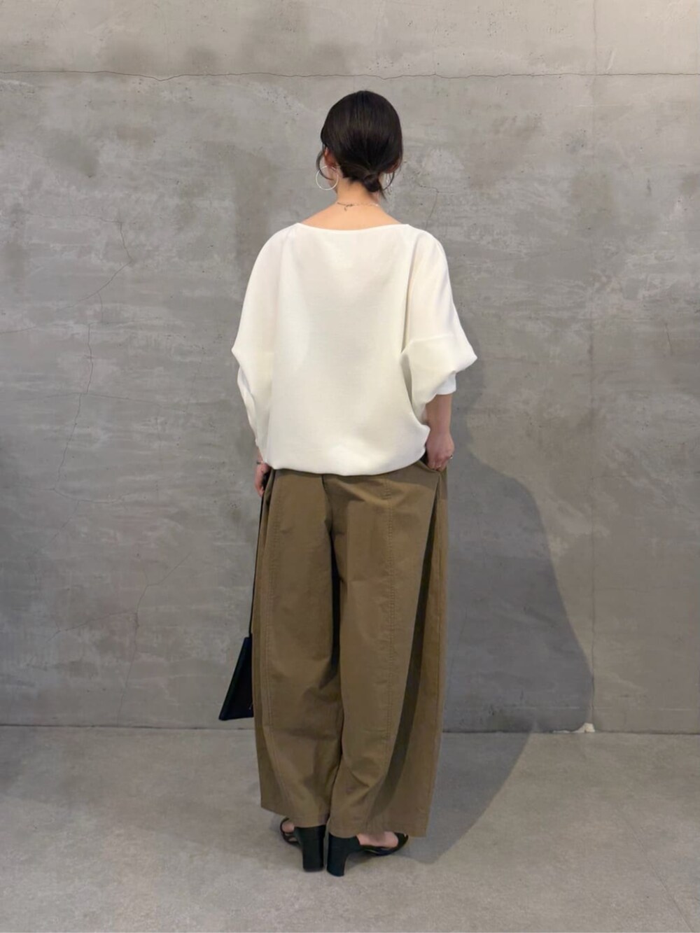 ブラック系のショルダーバッグ、ホワイト系のシャツ/ブラウス、イエロー系のその他パンツを着用したレディースの春コーディネートの3枚目の写真