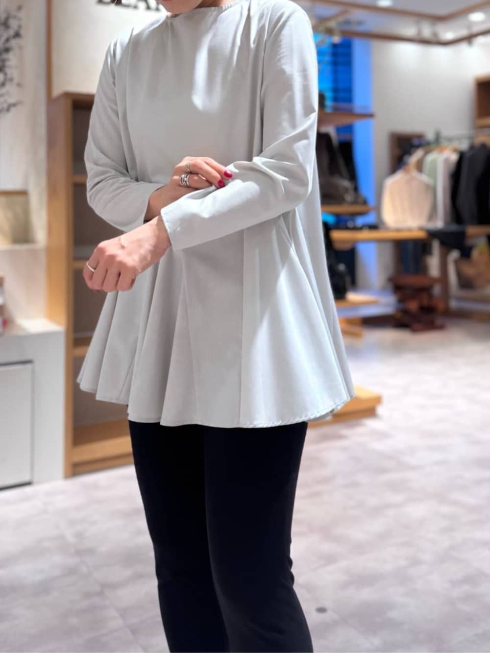 ブラック系のその他パンツ、ブラック系のショルダーバッグ、ホワイト系のTシャツ/カットソーを着用したレディースの冬コーディネートの9枚目の写真