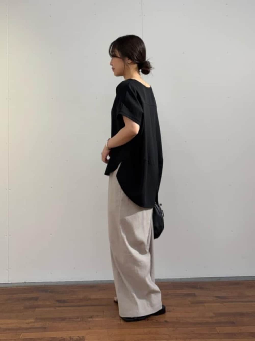 ブラック系のボストンバッグ、ブラック系のシャツ/ブラウス、グレー系のその他パンツを着用したレディースの春コーディネートの4枚目の写真