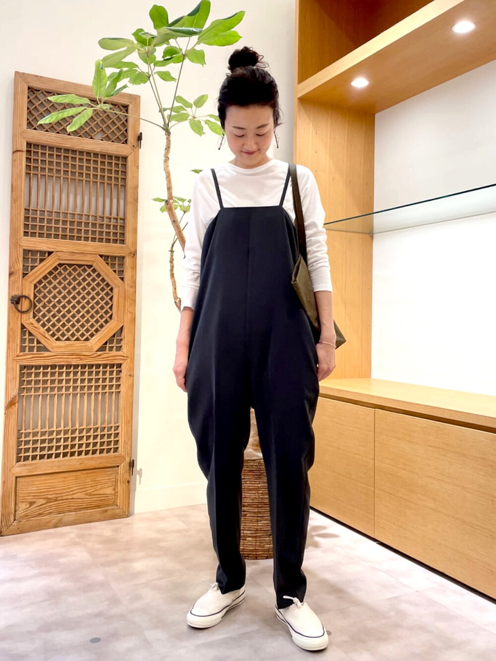 ベージュ系のカーディガン/ボレロ、グレー系のワンピース、ホワイト系のTシャツ/カットソーを着用したレディースの春コーディネートの3枚目の写真