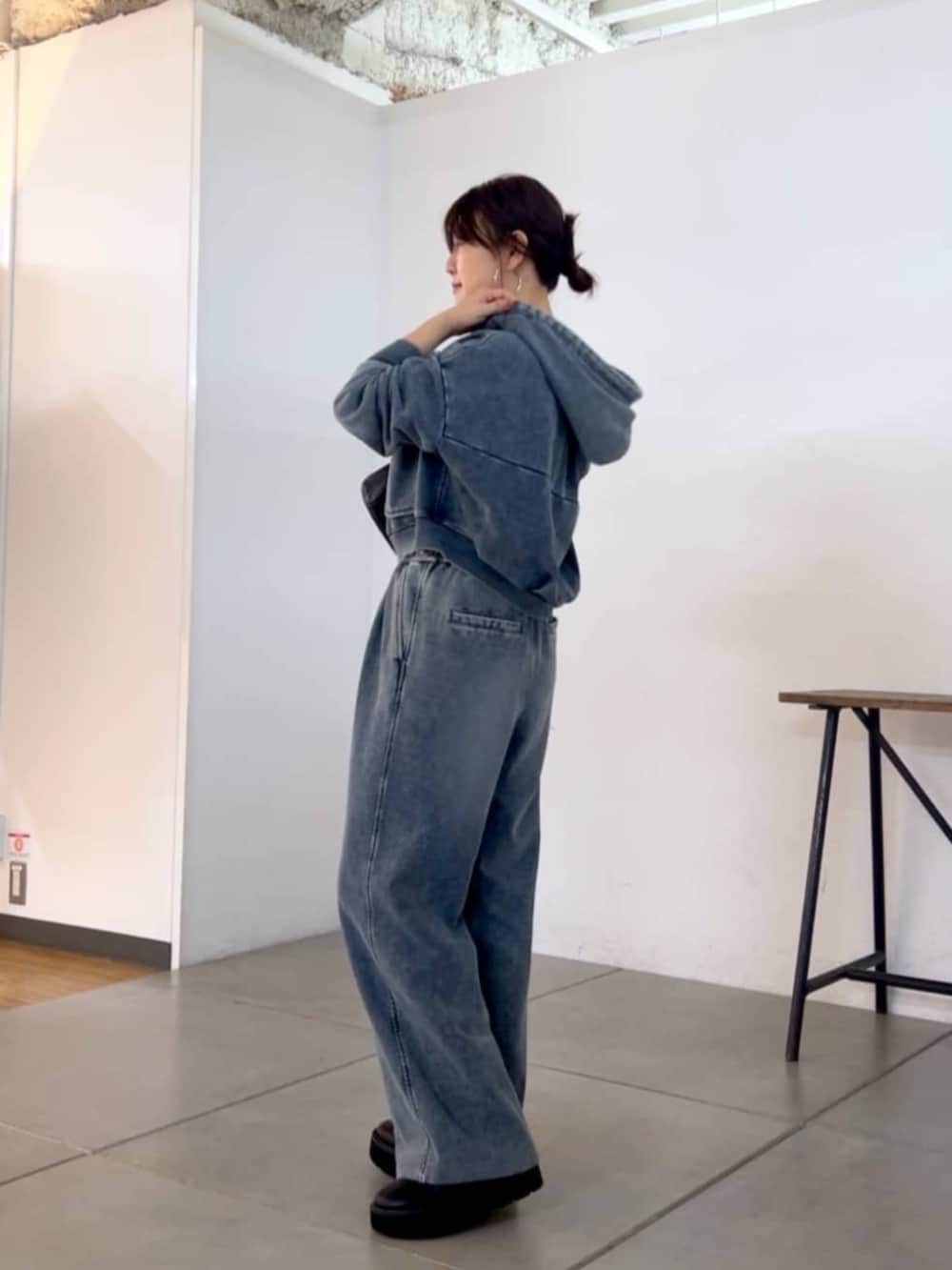 ブラック系のショルダーバッグ、ブルー系のその他パンツ、ブルー系のパーカーを着用したレディースの秋コーディネートの4枚目の写真