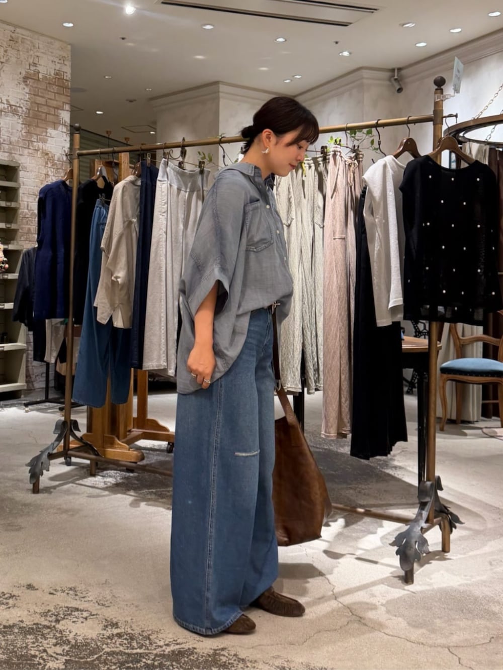 ブルー系のその他パンツ、ブルー系のシャツ/ブラウス、ブラウン系のその他シューズを着用したレディースの夏コーディネートの2枚目の写真