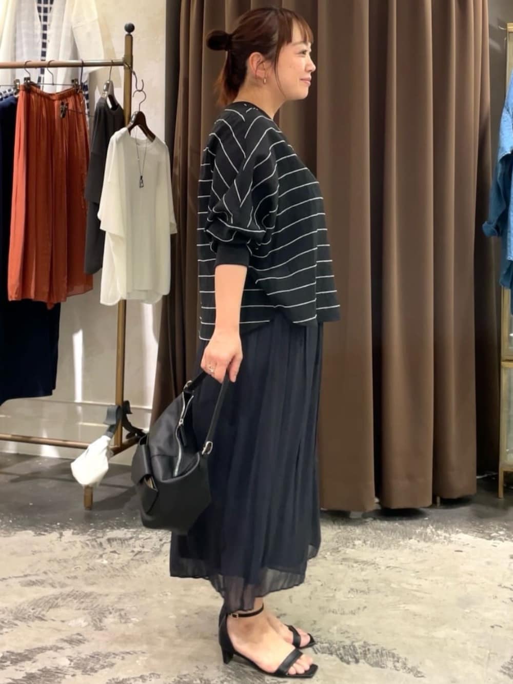 ブラック系のその他パンツ、ブラック系のシャツ/ブラウスを着用したレディースの春コーディネートの3枚目の写真
