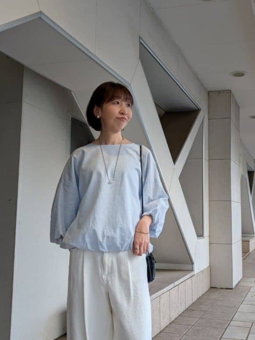 ホワイト系のその他パンツ、ブルー系のシャツ/ブラウス、シルバー系のリングを着用したレディースの冬コーディネートの4枚目の写真