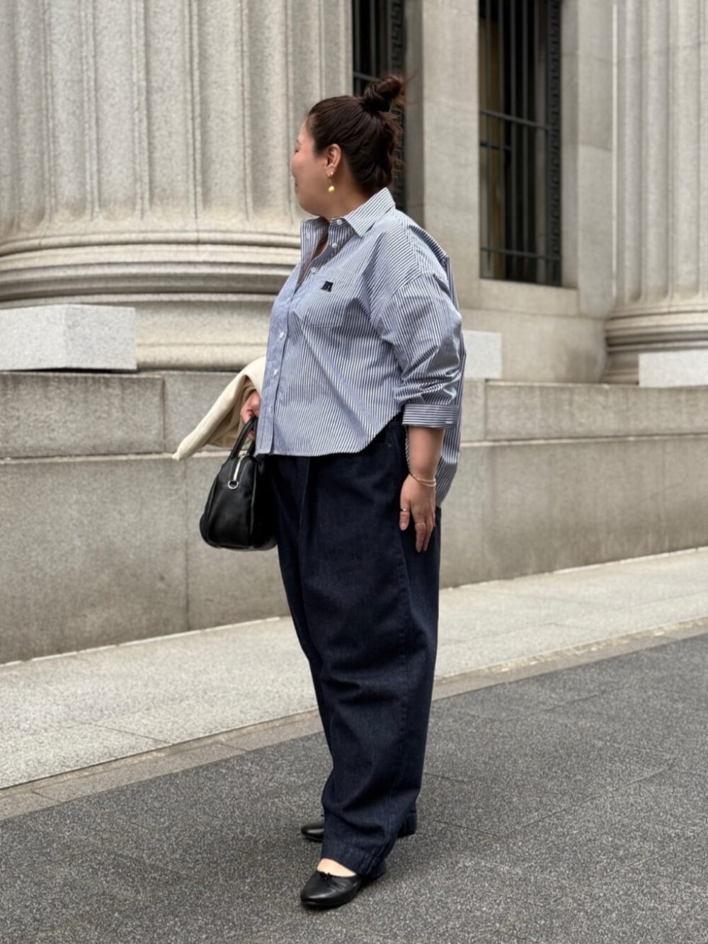 ブラック系のボストンバッグ、ブルー系のシャツ/ブラウスを着用したレディースの冬コーディネートの3枚目の写真