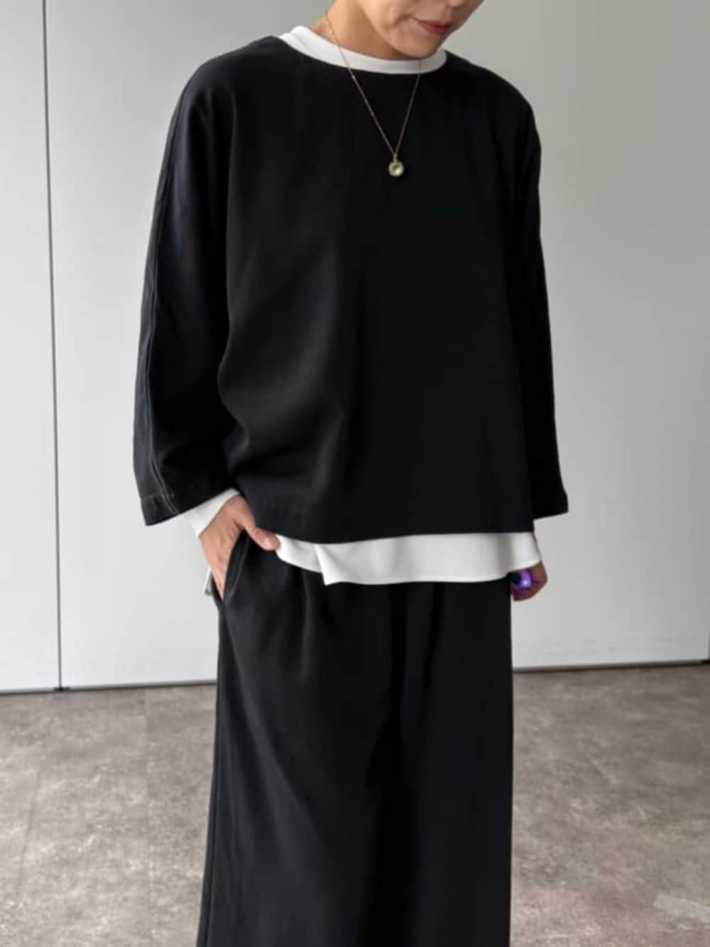 ブラック系のその他パンツ、ブラック系のシャツ/ブラウスを着用したレディースの夏コーディネートの8枚目の写真