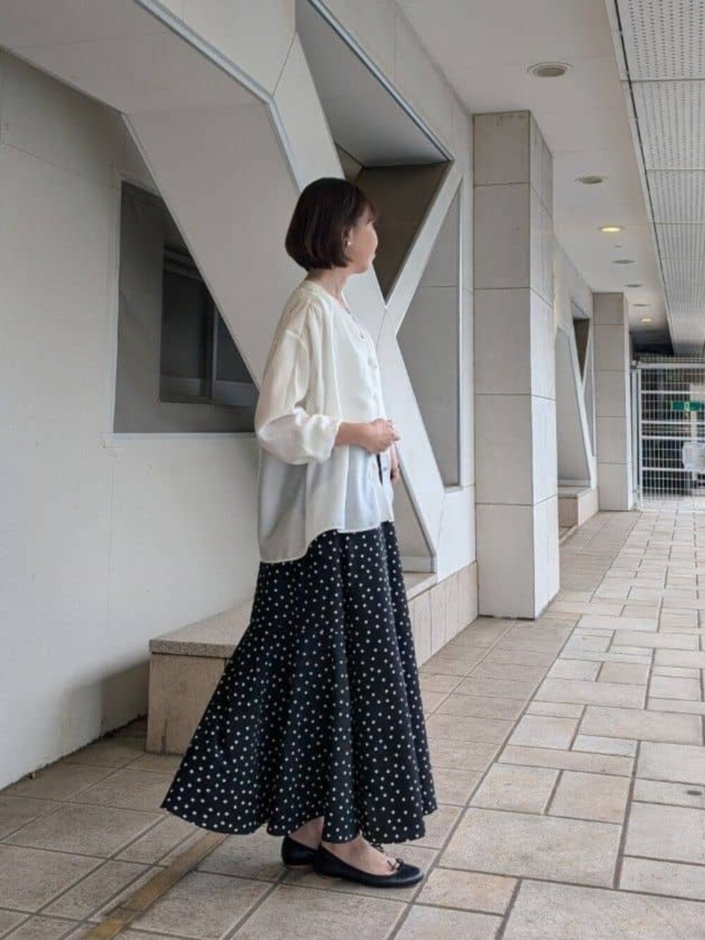 ブラック系のスカート、ホワイト系のシャツ/ブラウス、ホワイト系のシャツ/ブラウスを着用したレディースの春コーディネートの3枚目の写真