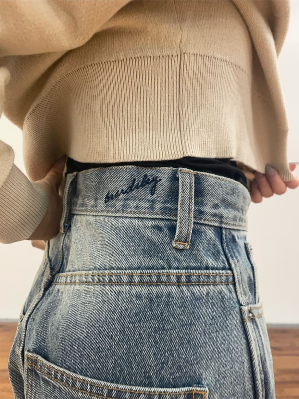 ブルー系のデニムパンツ、ベージュ系のカーディガン/ボレロを着用したレディースの夏コーディネートの5枚目の写真