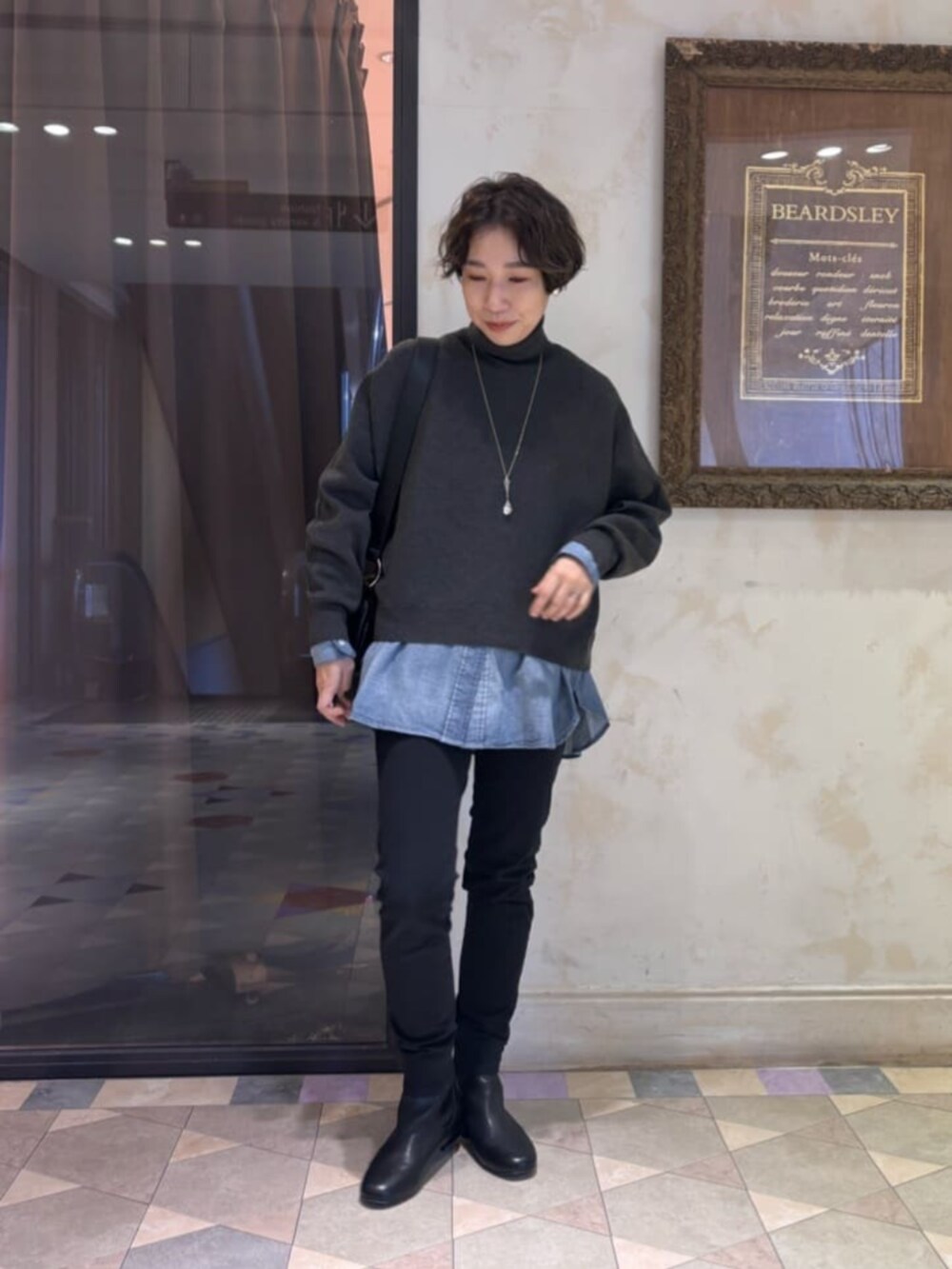 ブルー系のシャツ/ブラウス、ブラック系のその他パンツ、グレー系のニット/セーターを着用したレディースの冬コーディネートの3枚目の写真