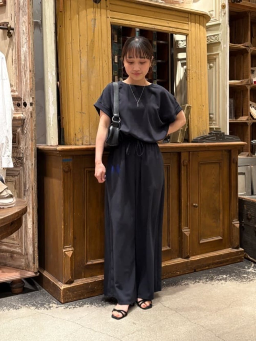 ブルー系のその他パンツ、グレー系のカーディガン/ボレロを着用したレディースの春コーディネートの7枚目の写真