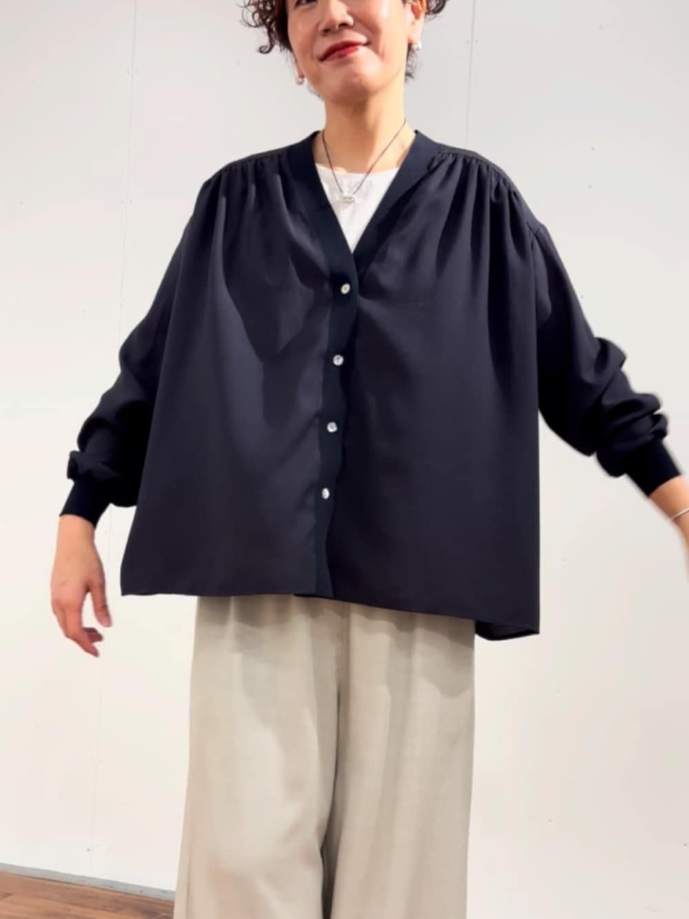 ブラック系のシャツ/ブラウス、グレー系のその他パンツを着用したレディースの冬コーディネートの7枚目の写真