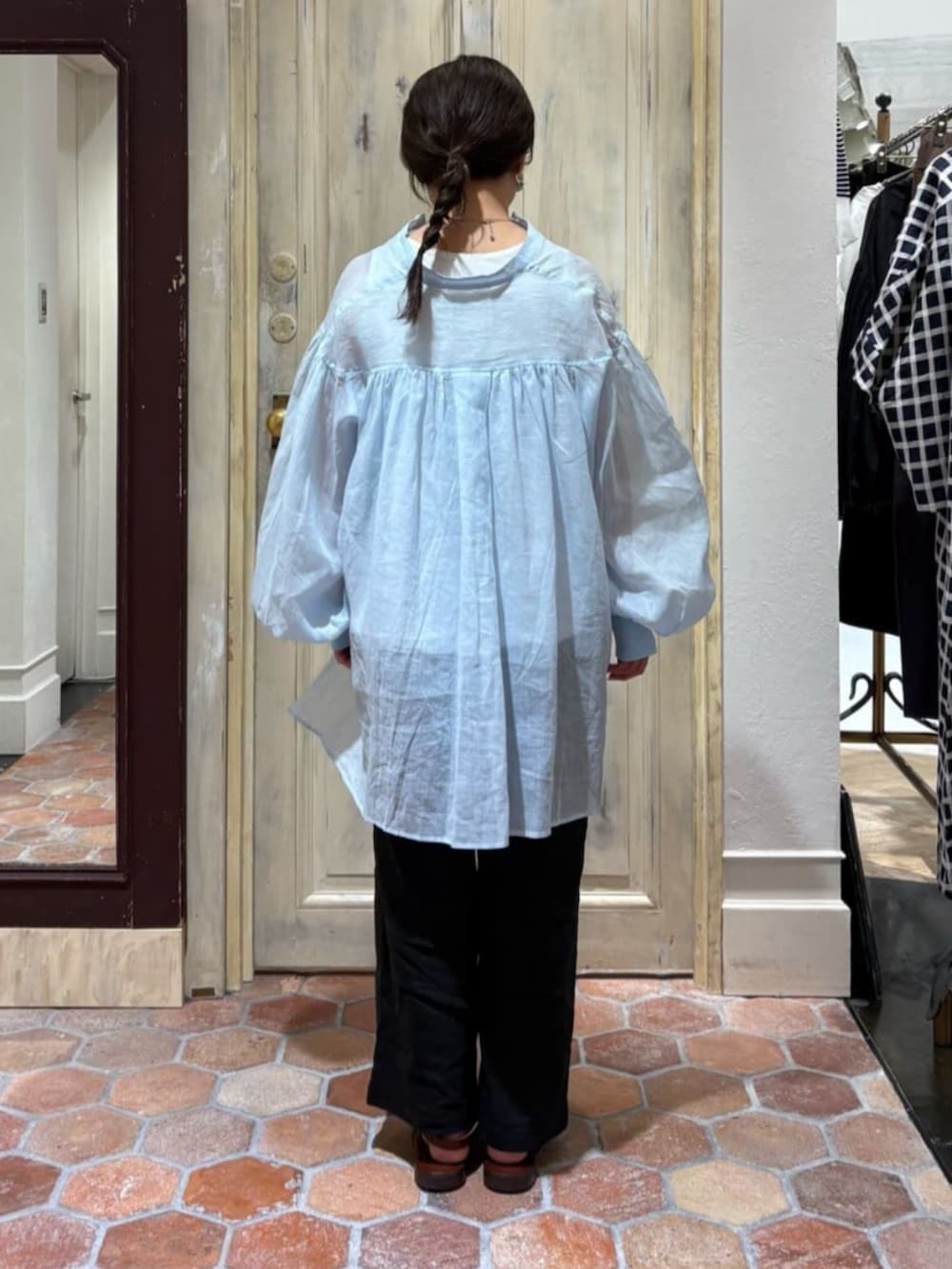 ブラック系のその他パンツ、ブルー系のシャツ/ブラウスを着用したレディースの春コーディネートの3枚目の写真