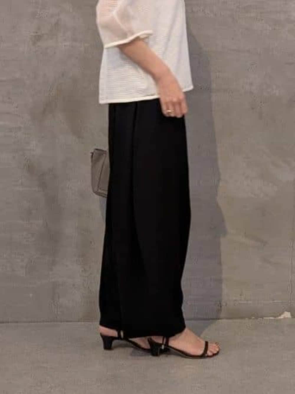 ブラック系のその他パンツ、ホワイト系のシャツ/ブラウスを着用したレディースの春コーディネートの6枚目の写真