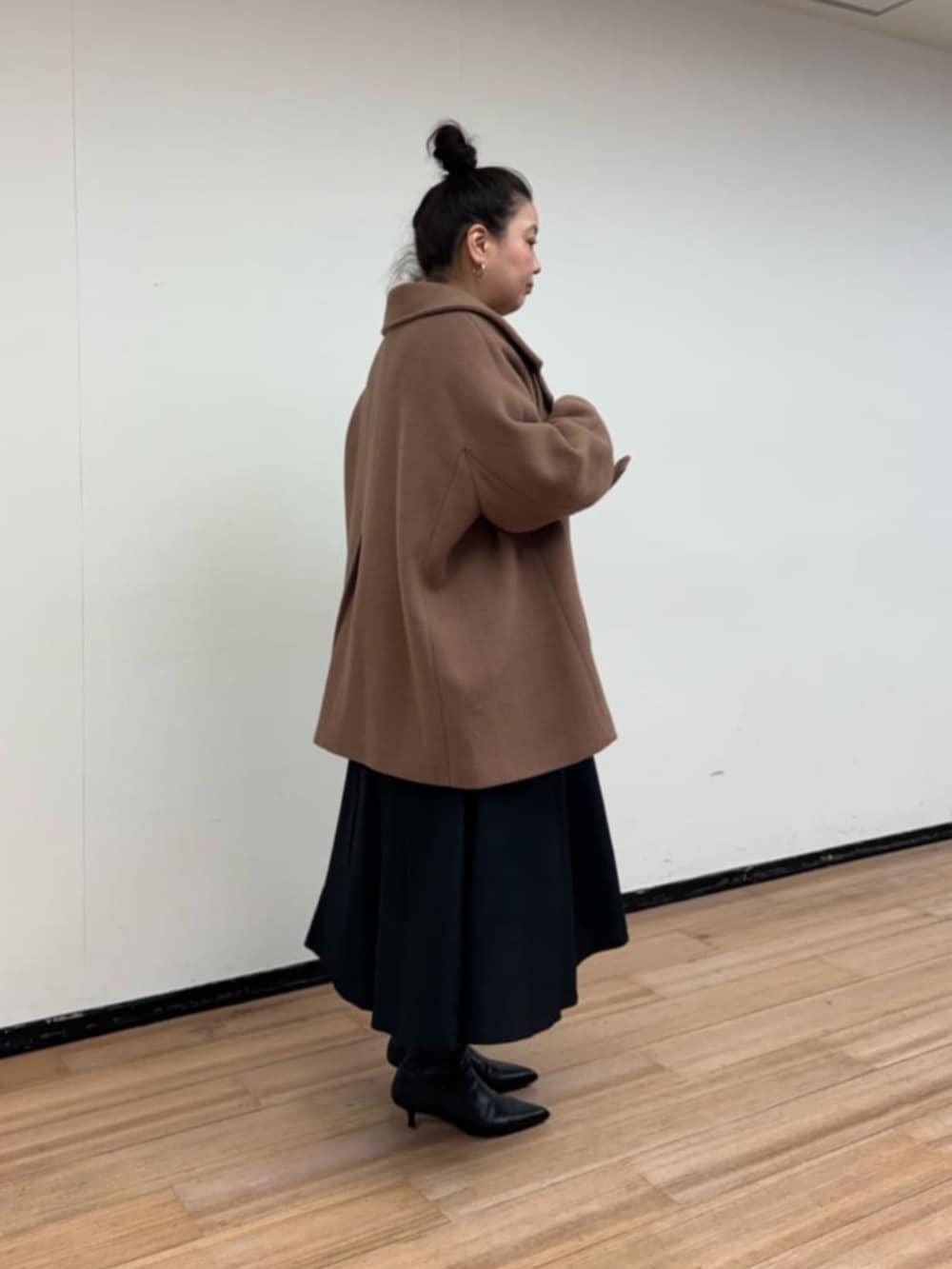 イエロー系のその他アウターを着用したレディースの秋コーディネートの8枚目の写真