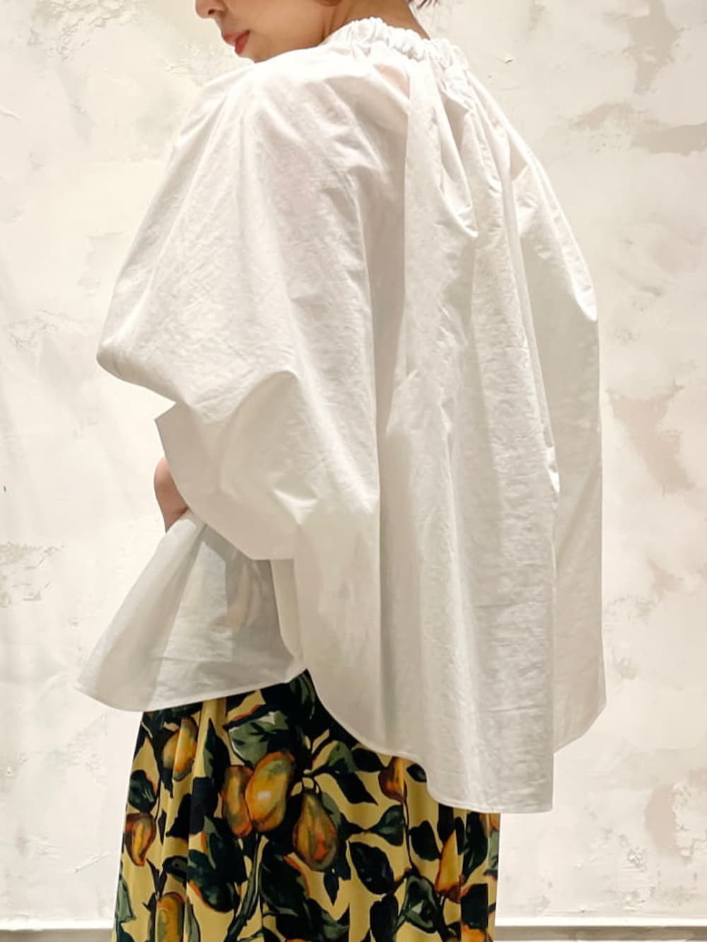 ホワイト系のシャツ/ブラウス、イエロー系のその他パンツ、ベージュ系のトートバッグを着用したレディースの春コーディネートの3枚目の写真