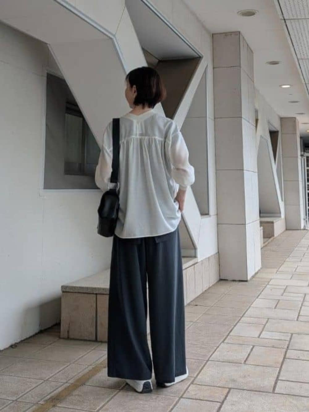 グレー系のその他パンツ、ホワイト系のシャツ/ブラウス、ホワイト系のスニーカーを着用したレディースの春コーディネートの5枚目の写真