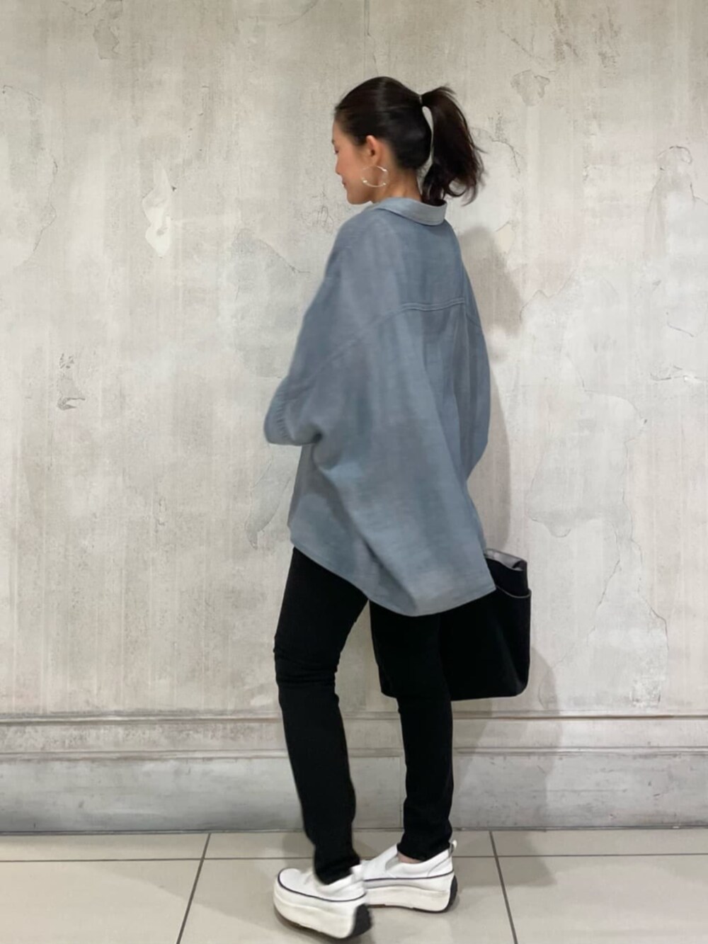 ブラック系のその他パンツ、ブルー系のシャツ/ブラウスを着用したレディースの春コーディネートの8枚目の写真