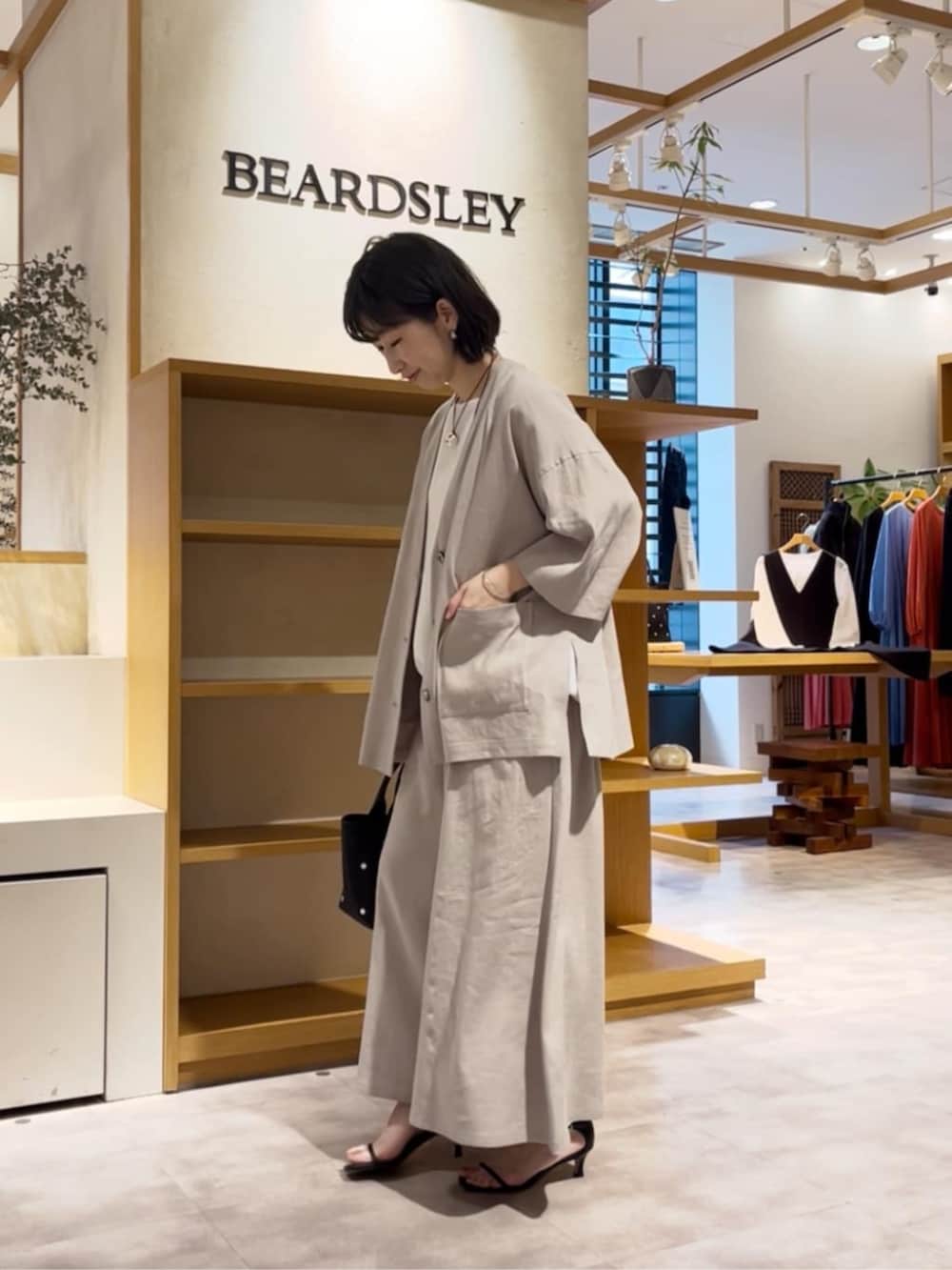 ホワイト系のシャツ/ブラウス、グレー系のその他パンツ、グレー系のその他アウターを着用したレディースの春コーディネートの3枚目の写真