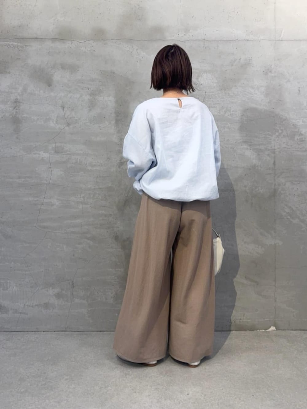 ベージュ系のその他パンツ、ホワイト系のトートバッグ、ブルー系のシャツ/ブラウスを着用したレディースの冬コーディネートの4枚目の写真