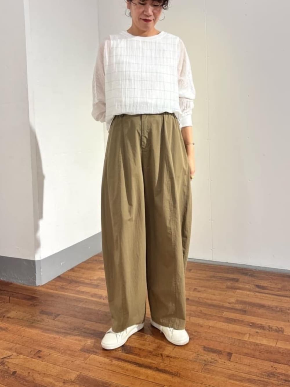 イエロー系のその他パンツ、ホワイト系のシャツ/ブラウスを着用したレディースの春コーディネートの6枚目の写真