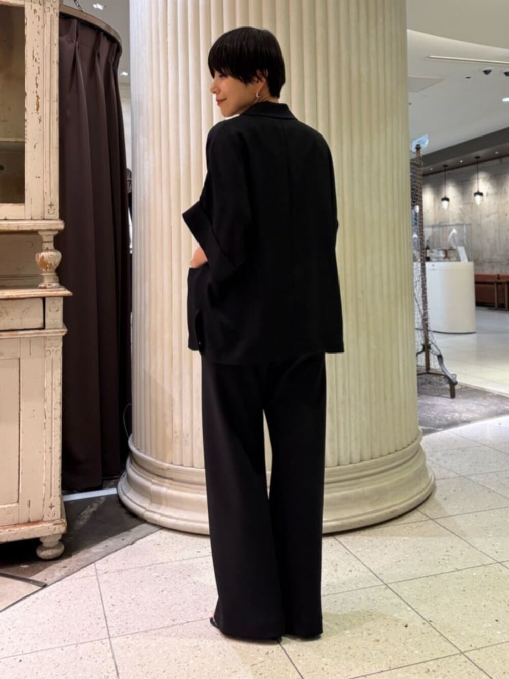 ブラック系のその他パンツ、ホワイト系のシャツ/ブラウス、ブラック系のテーラードジャケットを着用したレディースの春コーディネートの4枚目の写真