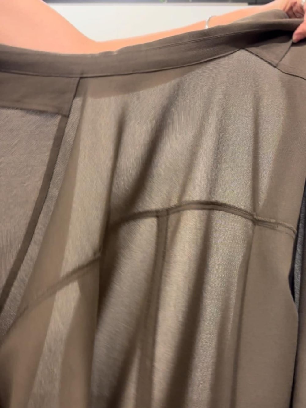 ホワイト系のタンクトップ、ブルー系のその他パンツ、ブラウン系のテーラードジャケットを着用したレディースの春コーディネートの9枚目の写真