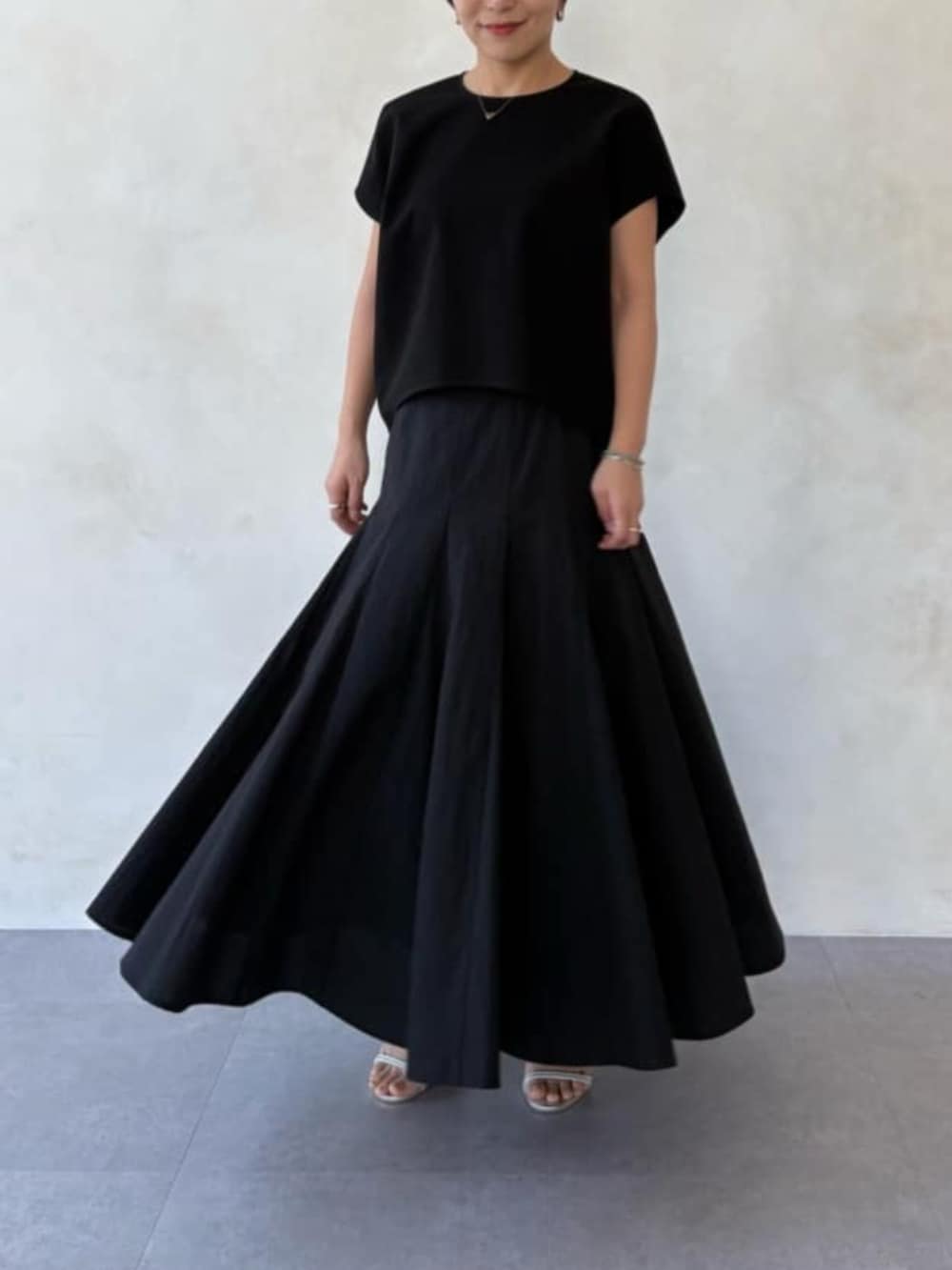 グレー系のハンドバッグ、ブラック系のシャツ/ブラウス、ブラック系のスカートを着用したレディースの春コーディネートの6枚目の写真