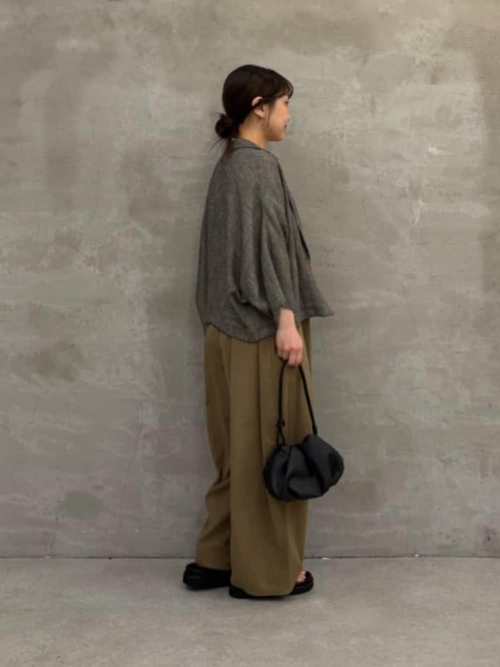 イエロー系のその他パンツ、ホワイト系のシャツ/ブラウス、ベージュ系のテーラードジャケットを着用したレディースの春コーディネートの9枚目の写真