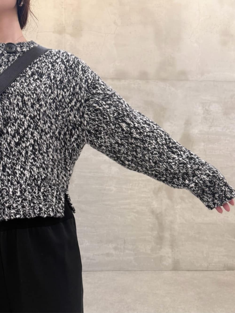 ブラック系のその他パンツ、ブラック系のショルダーバッグ、ブラック系のカーディガン/ボレロを着用したレディースの秋コーディネートの4枚目の写真