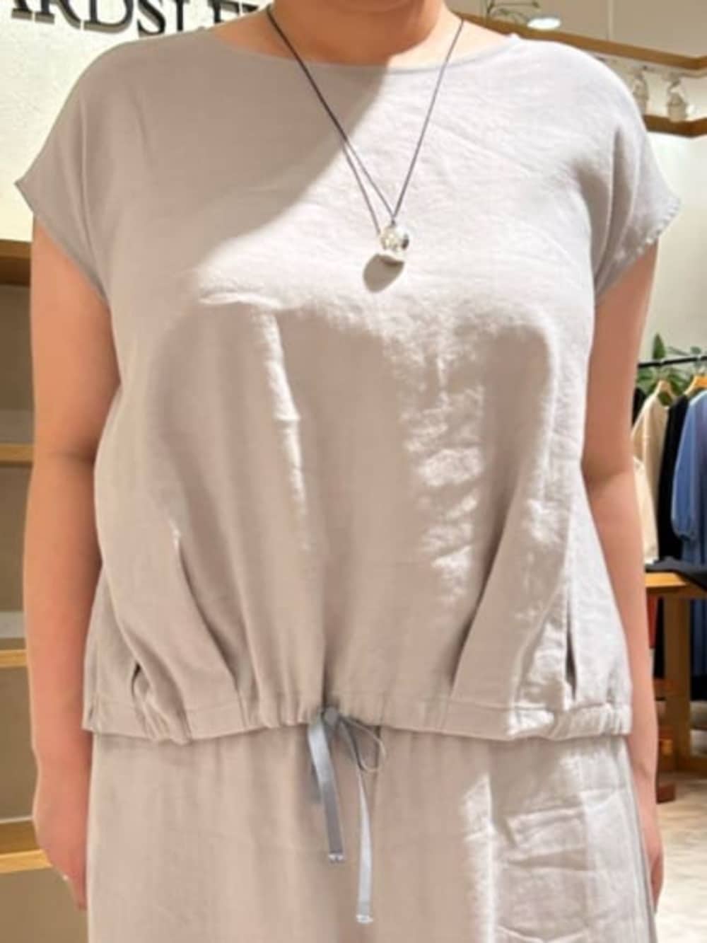 ブラック系のショルダーバッグ、ブラック系のサンダル、グレー系のその他パンツを着用したレディースの春コーディネートの8枚目の写真