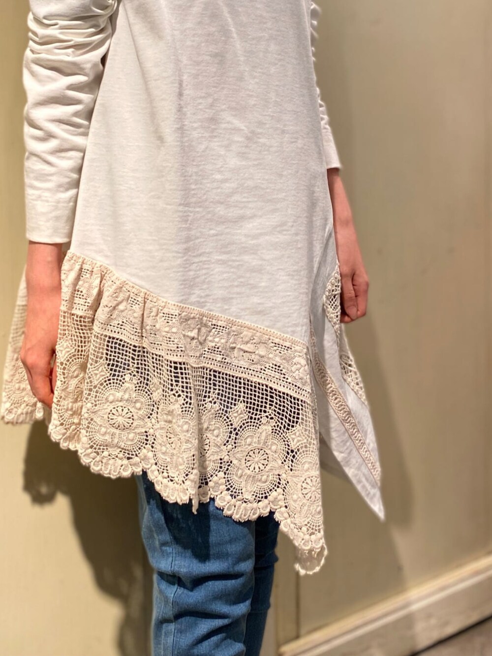 ホワイト系のTシャツ/カットソー、ブルー系のその他パンツを着用したレディースの冬コーディネートの5枚目の写真