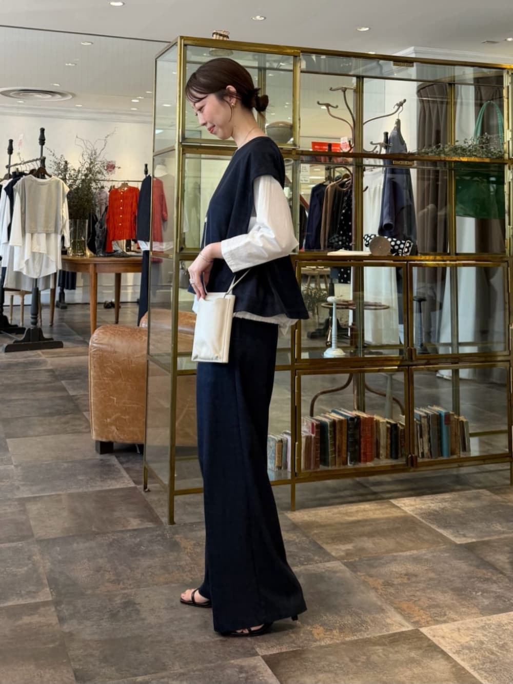 ブルー系のシャツ/ブラウス、ホワイト系のシャツ/ブラウス、ホワイト系のショルダーバッグを着用したレディースの春コーディネートの3枚目の写真