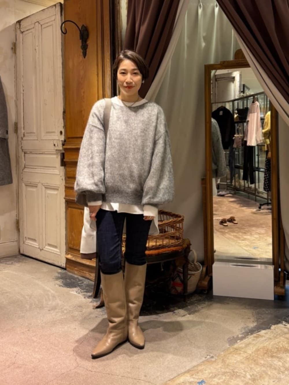 ホワイト系のシャツ/ブラウス、ブルー系のデニムパンツ、グレー系のショルダーバッグを着用したレディースの冬コーディネートの3枚目の写真