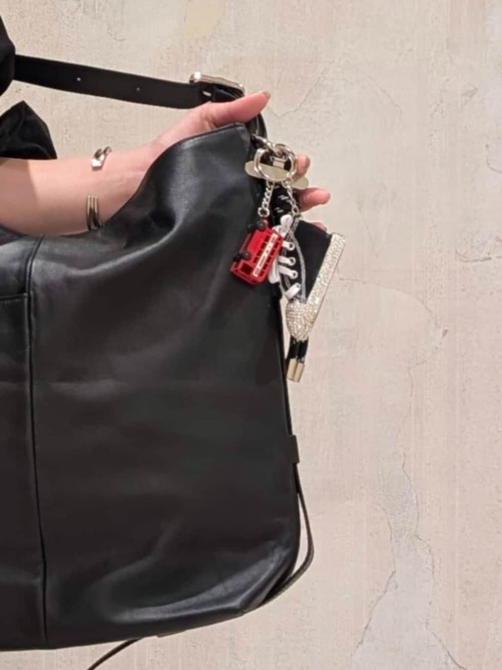 ブルー系のその他パンツ、ブラック系のショルダーバッグ、ホワイト系のTシャツ/カットソーを着用したレディースの春コーディネートの9枚目の写真