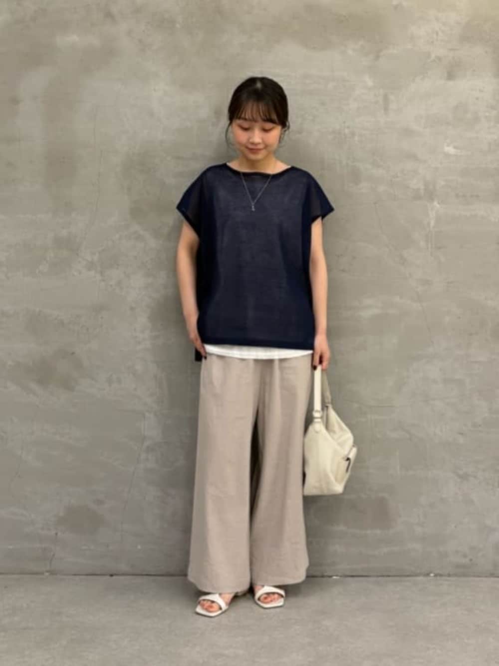 ホワイト系のトートバッグ、グレー系のその他パンツ、ブルー系のニット/セーターを着用したレディースの春コーディネートの6枚目の写真