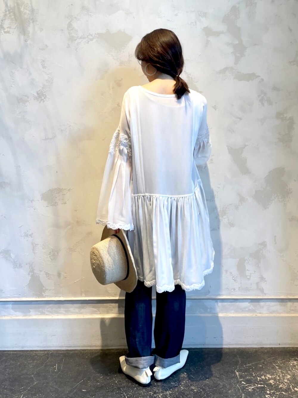 ブルー系のデニムパンツ、ホワイト系のその他シューズを着用したレディースの春コーディネートの3枚目の写真