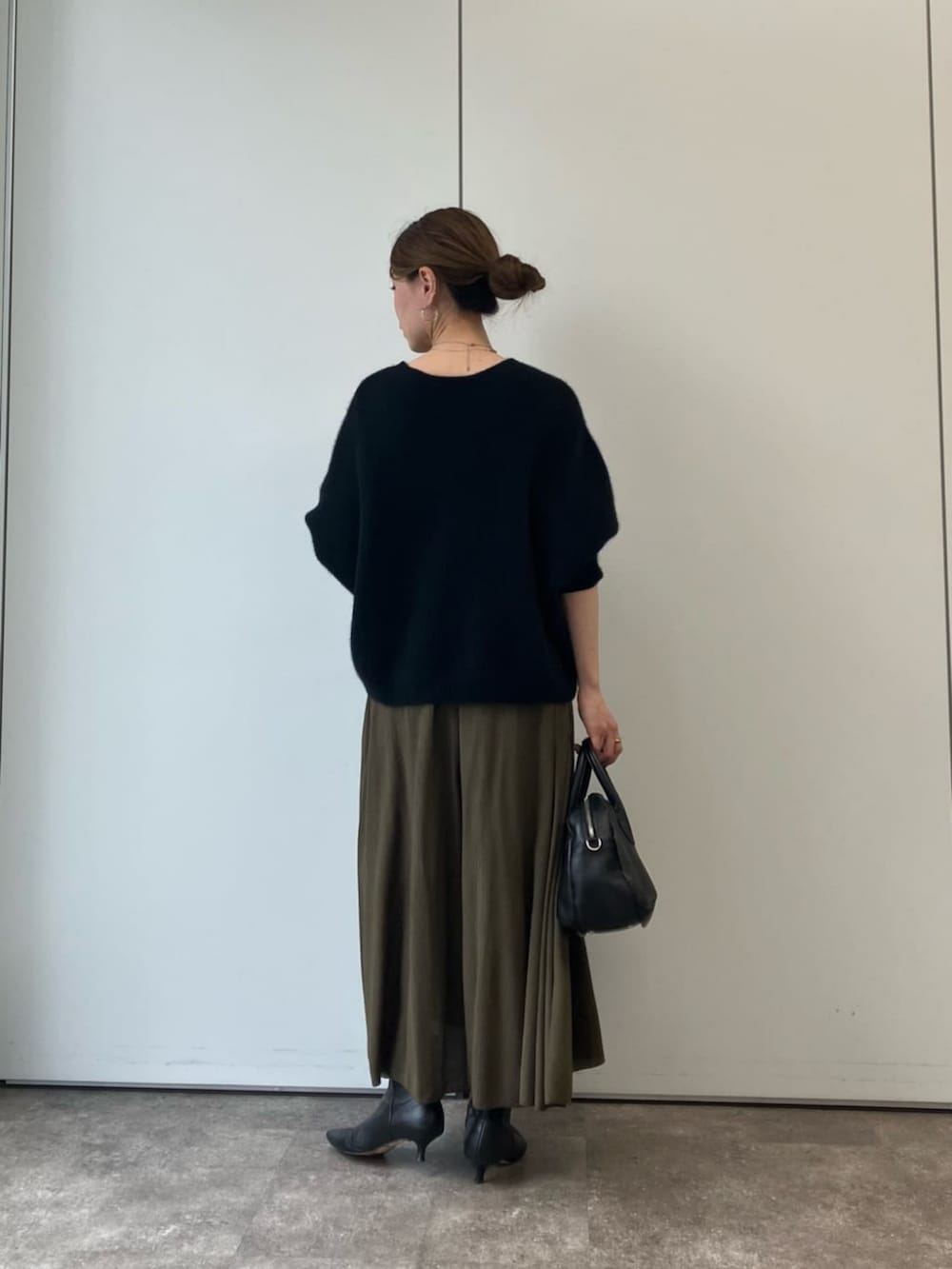 グリーン系のその他パンツ、ブラック系のニット/セーターを着用したレディースの夏コーディネートの3枚目の写真