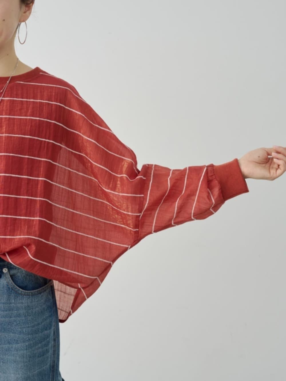 ブルー系のその他パンツ、レッド系のシャツ/ブラウスを着用したレディースの春コーディネートの7枚目の写真