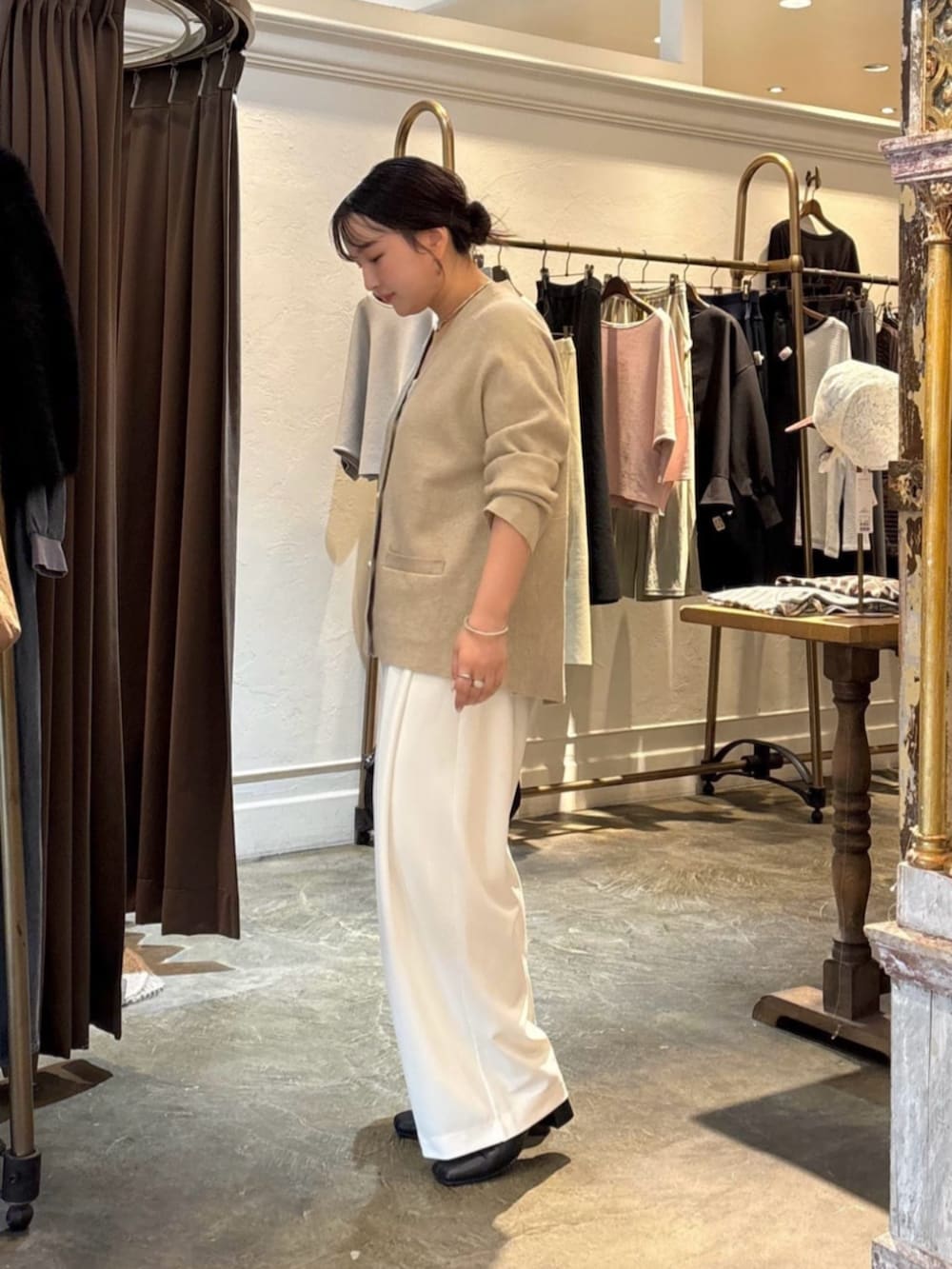 ホワイト系のその他パンツ、ベージュ系のニット/セーターを着用したレディースの秋コーディネートの5枚目の写真