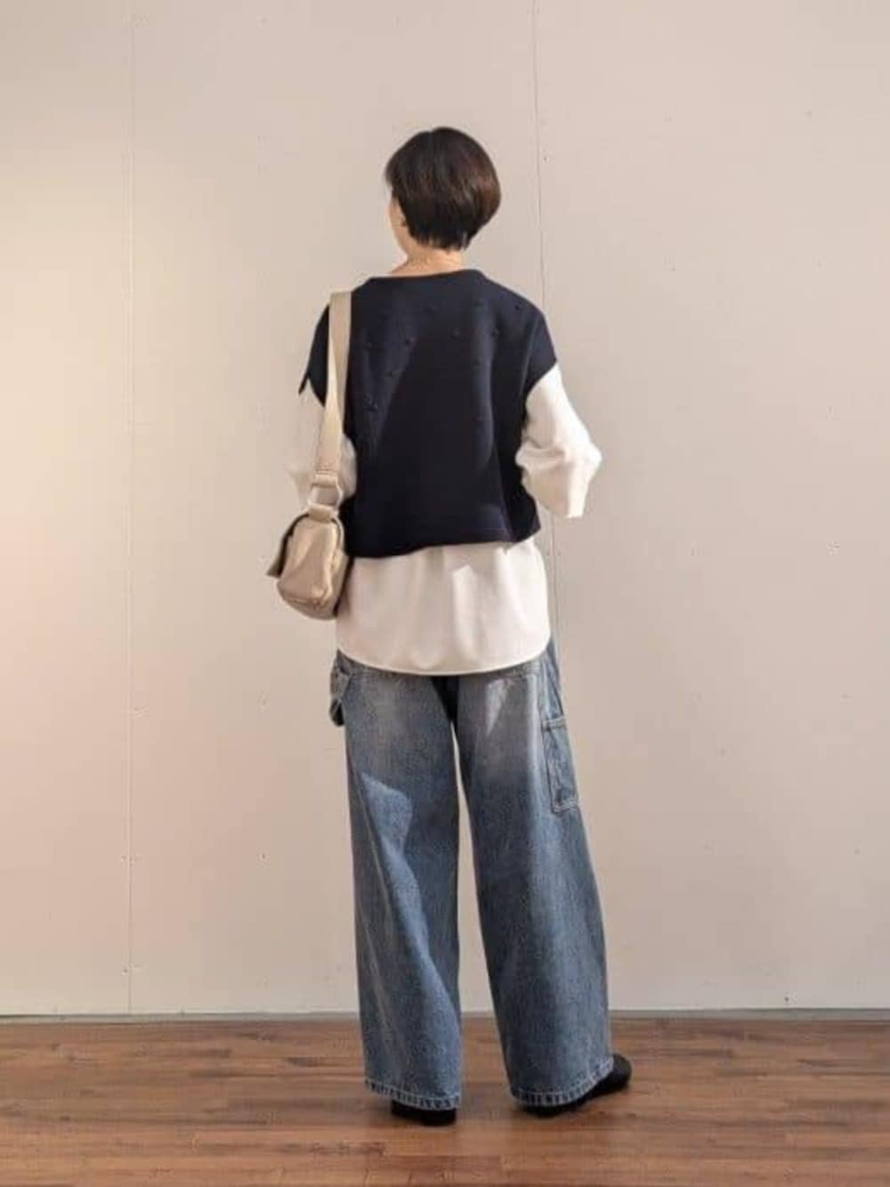 ブルー系のデニムパンツ、ホワイト系のシャツ/ブラウス、ブルー系のベストを着用したレディースの秋コーディネートの6枚目の写真